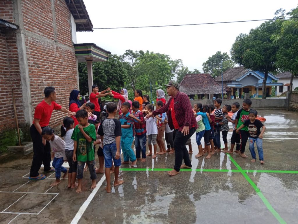 ASIKNYA MEMAINKAN PERMAINAN  TRADISIONAL  BERSAMA STKIP 