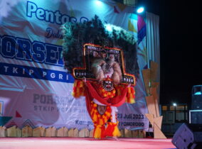 Lomba Pentas Seni dan Baca Puisi Meriahkan Malam Puncak Porsema STKIP PGRI Ponorogo