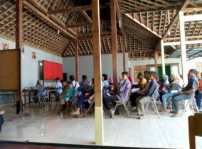 Tim KKNT Desa Talesan Ikut Menyukseskan Penyaluran Bantuan Pangan
