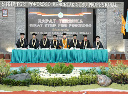 STKIP PGRI Ponorogo Mewisuda 54 Mahasiswa dari Berbagai  Program Studi