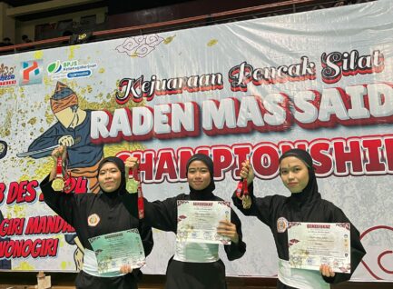 Tiga Srikandi UKM Pencak Silat Raih Medali Emas