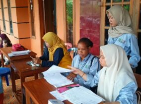 Mahasiswa KKNT STKIP PGRI Ponorogo Kelompok 4 Desa Sendang Aktif dalam Kegiatan Posyandu ILP