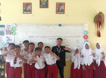 Mahasiswa Kelompok 3 Miricinde KKNT STKIP PGRI Ponorogo Bantu Tingkatkan Kemampuan Bahasa Inggris Siswa SDN 2 Miricinde.