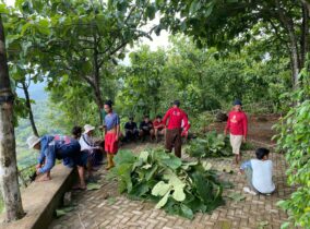 Gotong Royong Menjaga Kebersihan Batu Amplok