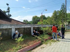 Semangat Gotong Royong! Mahasiswa KKNT dan Warga Bersatu dalam Kerja Bakti di Balai