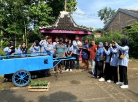 Mahasiswa KKNT STKIP PGRI Ponorogo Bawa Manfaat Besar untuk Pagar Sari Lewat Bibit Pepaya dan Gerobak Sampah