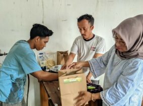 Pemberdayaan Difabel Lewat Kuliner: Mahasiswa KKNT STKIP PGRI Ponorogo Ciptakan Peluang Ekonomi dengan Steak Keju dan Ubi Madu Oven