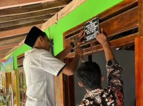 Mahasiswa KKNT STKIP PGRI Ponorogo Memasang Plakat Identitas Rumah dan Penunjuk Arah untuk Keteraturan Desa