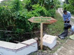 Mahasiswa KKNT Pasang Papan Tanda Objek Wisata Bukit Cumbri dan Kedung Lele