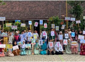 Mahasiswa KKN-T Meriahkan Pawai Ta’aruf Sambut Ramadhan di SDN 2 Talesan