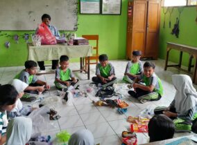 Mahasiswa KKNT STKIP PGRI Ponorogo ubah sampah Jadi hiasan taman SDN 1 Tegalrejo