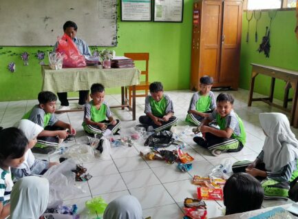 Mahasiswa KKNT STKIP PGRI Ponorogo ubah sampah Jadi hiasan taman SDN 1 Tegalrejo