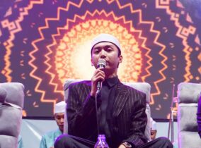 Gema Sholawat Bareng Gus Azmi dalam Puncak Dies Natalist STKIP ke-49