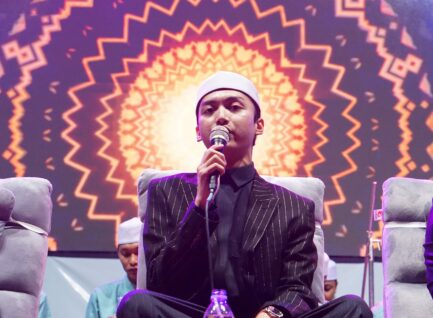 Gema Sholawat Bareng Gus Azmi dalam Puncak Dies Natalist STKIP ke-49