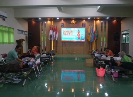 Donor Darah, Aksi Nyata STKIP PGRI Ponorogo di Bulan Guru Nasional