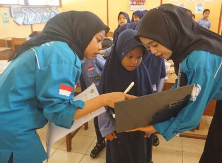 HIMA Aksara Menggelar “Literasi Ceria” di SDN 1 Somoroto untuk Penguatan Budaya Literasi