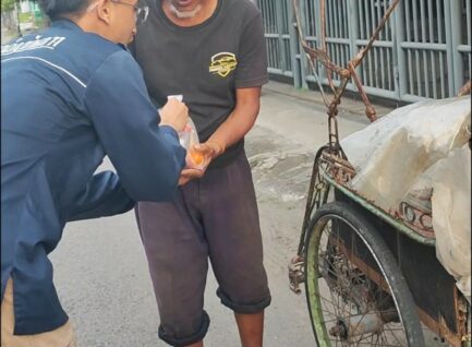 Tebar Kebaikan di Bulan Suci, HIMA Diwangkara PBJ Berbagi Takjil