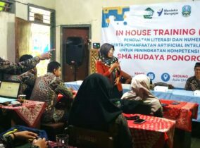 Gandeng Dosen STKIP PGRI Ponorogo, SMA Hudaya Gelar Workshop AI untuk Perkuat Literasi dan Numerasi