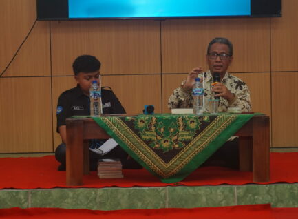 Hadirkan Sastrawan S. Prasetyo Utomo, Pelantikan Pengurus HMP STKIP PGRI Ponorogo Berlangsung Inspiratif
