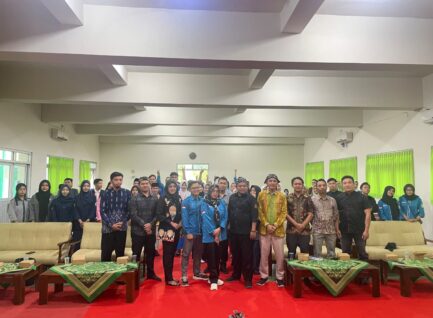 Memperingati Dies Natalis Ke-50 STKIP PGRI Ponorogo, Himpunan Mahasiswa Aksara Nyalakan Semangat Berliterasi