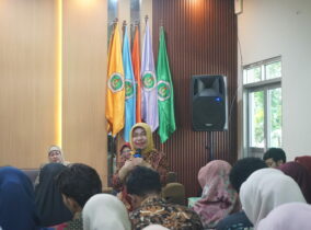 Jurus Karir Prof. Dr. Dra. Munawaroh M.Kes Bersama Calon Sarjana STKIP PGRI Ponorogo Jurus Karir Prof. Dr. Dra. Munawaroh M.Kes Bersama Calon Sarjana STKIP PGRI Ponorogo