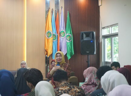 Jurus Karir Prof. Dr. Dra. Munawaroh M.Kes Bersama Calon Sarjana STKIP PGRI Ponorogo