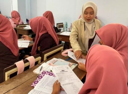 Belajar Tanda Baca Geguritan dengan Praktik, Mahasiswi PPL 2 Bangun Antusiasme dan Minat Siswa