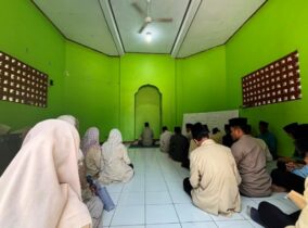 Mahasiswa PPL Ikuti Pengajian Rutin Kitab Adabul ‘Alim wal Muta’allim Bersama Guru MTs MA Wali Songo Mahasiswa PPL Ikuti Pengajian Rutin Kitab Adabul ‘Alim wal Muta’allim Bersama Guru MTs MA Wali Songo