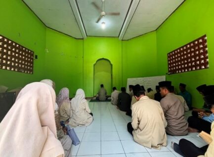 Mahasiswa PPL Ikuti Pengajian Rutin Kitab Adabul ‘Alim wal Muta’allim Bersama Guru MTs MA Wali Songo