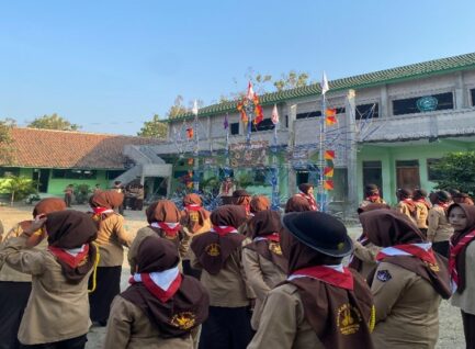 Semarak HUT Pramuka ke-65, Mahasiswa PPL II STKIP PGRI Ponorogo Turut Meriahkan Apel di Mts-MA  Al-Mukarrom