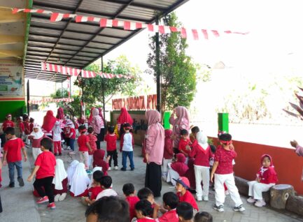 Mahasiswa PG PAUD STKIP PGRI Ponorogo Berpartisipasi dalam Peringatan HUT ke-81 RI di PG TKIT 2 Qurrota A’yun