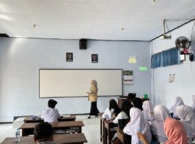 Dari Kearifan Lokal Menjadi Karya, Mahasiswa PPL 2 STKIP PGRI Ponorogo Dampingi Siswa Menulis Artikel