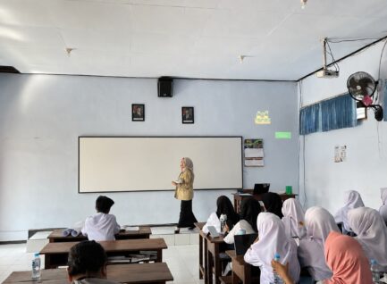 Dari Kearifan Lokal Menjadi Karya, Mahasiswa PPL 2 STKIP PGRI Ponorogo Dampingi Siswa Menulis Artikel
