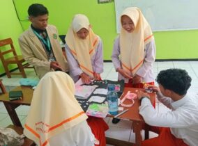 Mahasiswa PPL 2 Terapkan Proyek Based Learning: Kreasikan Laporan Hasil Observasi dalam Buku Tempel Seru dan Edukatif Mahasiswa PPL 2 Terapkan Proyek Based Learning: Kreasikan Laporan Hasil Observasi dalam Buku Tempel Seru dan Edukatif