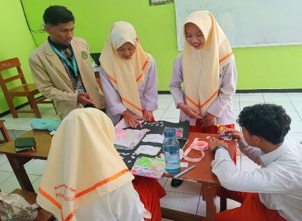 Mahasiswa PPL 2 Terapkan Proyek Based Learning: Kreasikan Laporan Hasil Observasi dalam Buku Tempel Seru dan Edukatif