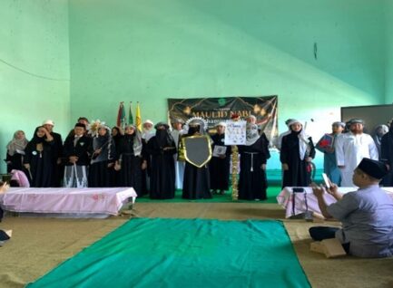 Mahasiswa PPL II STKIP PGRI Ponorogo Turut Berkontribusi Dampingi Acara Peringatan Maulid Nabi Muhammad SAW di SMP Ma’arif 1 Ponorogo