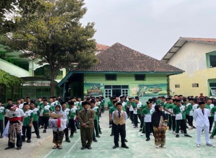 Parade Kostum Pahlawan Semarakkan Peringatan HUT RI di SMP Ma’arif 1 Ponorogo, Mahasiswa PPL II STKIP PGRI Ikut Sukseskan Acara