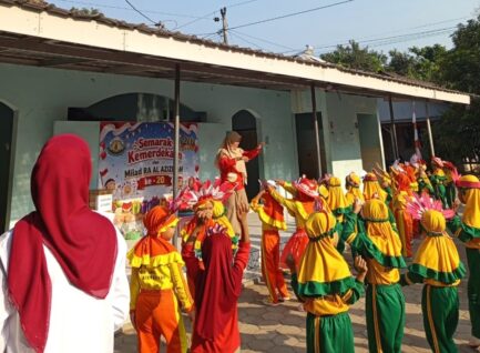 Semarak Kemerdekaan, Milad ke-20, dan Maulid Nabi, RA Al Aziziyah Gelar Jalan Sehat