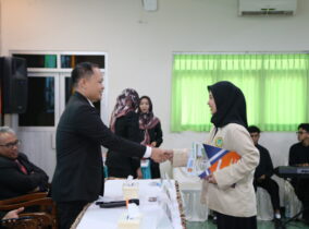 Ketua STKIP PGRI Ponorogo Apresiasi Mahasiswa yang Bertekad Studi S2 ke Rumania saat Yudisium Ketua STKIP PGRI Ponorogo Apresiasi Mahasiswa yang Bertekad Studi S2 ke Rumania saat Yudisium