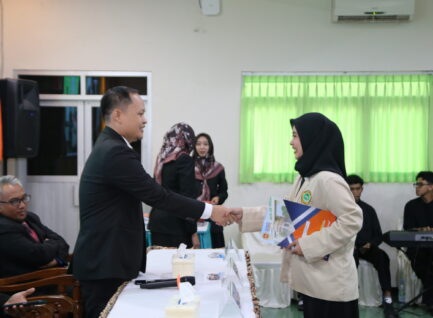 Ketua STKIP PGRI Ponorogo Apresiasi Mahasiswa yang Bertekad Studi S2 ke Rumania saat Yudisium