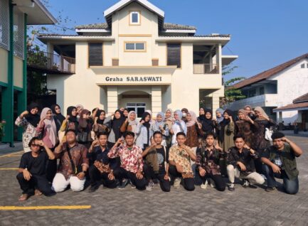 HMP STKIP PGRI PONOROGO Menilik Trik Awal Menulis Cerpen Bersama Mualif Hida